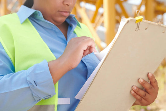 Comment font les femmes pour uriner sur les chantiers ? Un défi invisible mais bien réel.